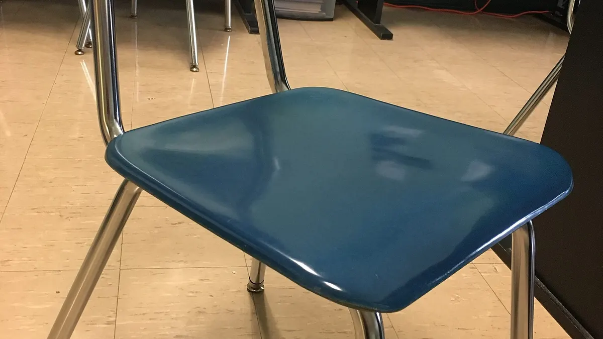 Una sedia in un'aula