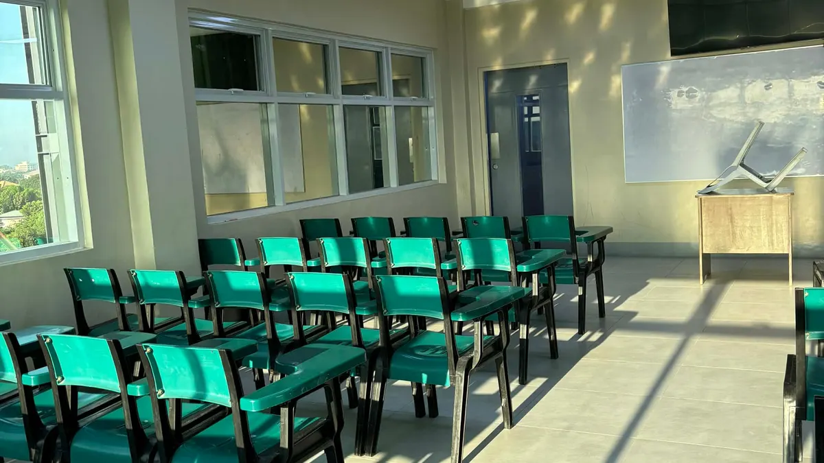 Aula con sedie verdi
