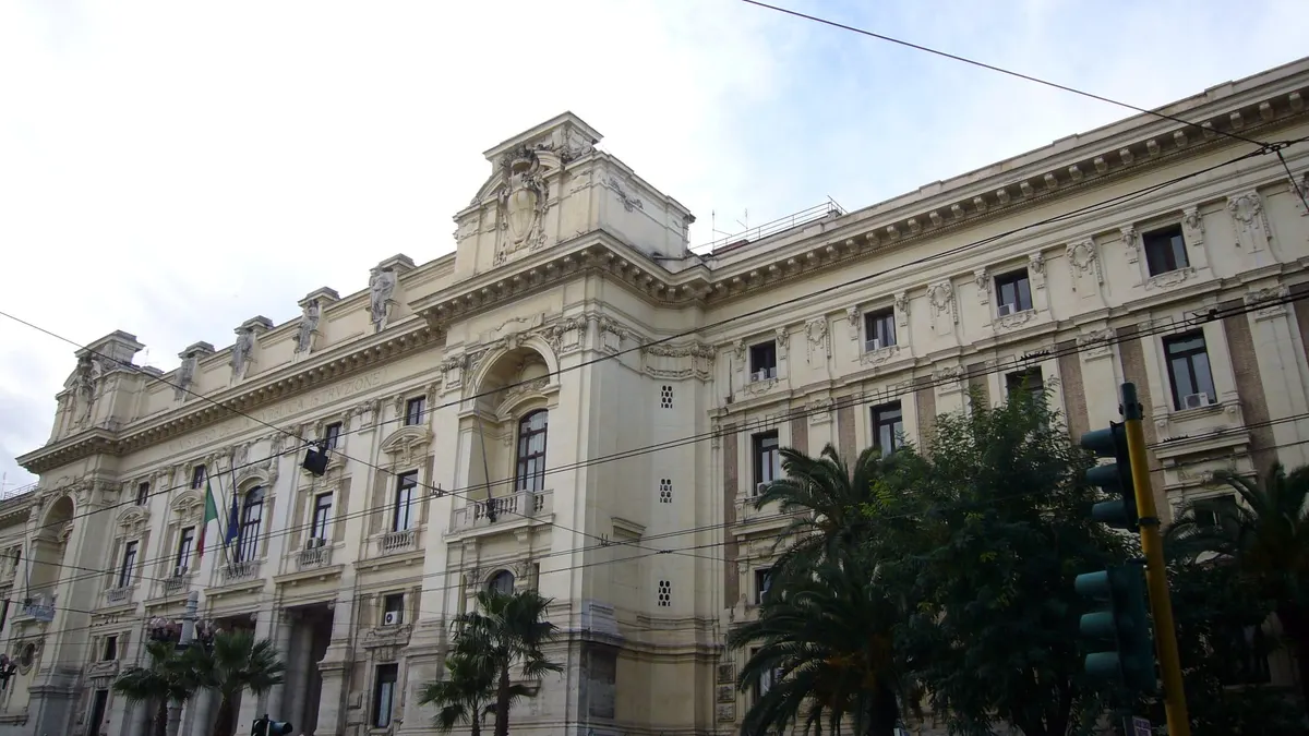 Facciata di un grande palazzo storico con la scritta Ministero della Pubblica Istruzione