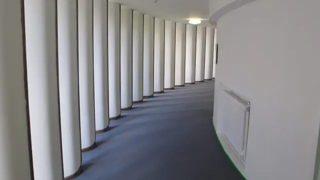 Corridoio curvo di una scuola primaria, senza persone