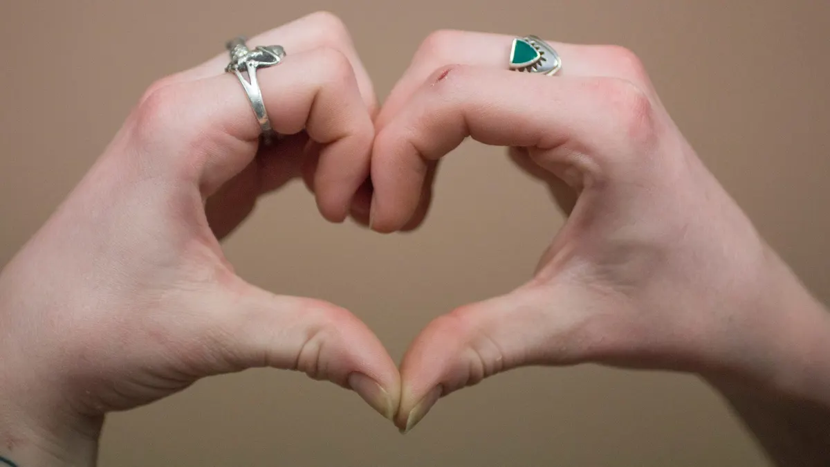 Mani che formano un cuore