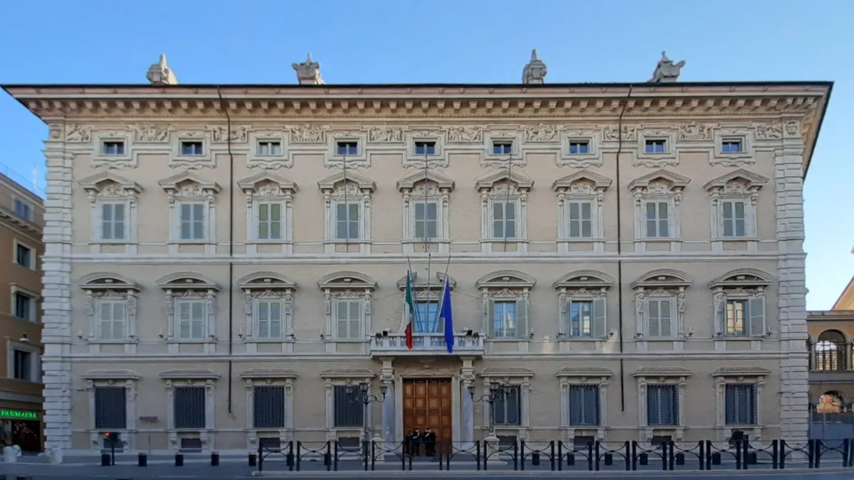 Facciata di Palazzo Madama a Roma con le bandiere italiana ed europea