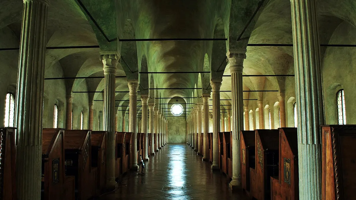 Una sala antica con banchi di legno