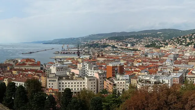 Veduta panoramica di Trieste e del suo golfo