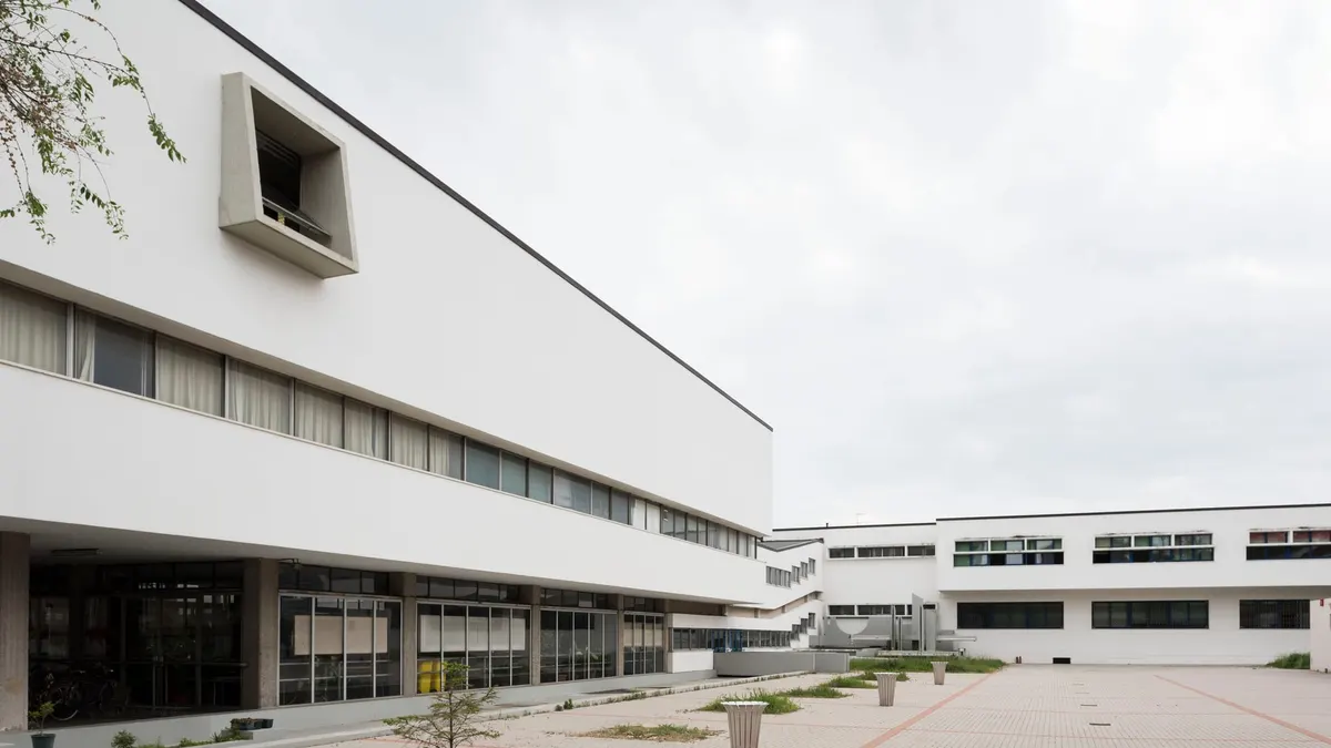 Edificio moderno di un istituto tecnico con grandi vetrate
