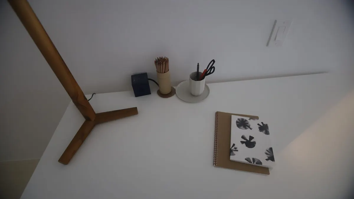 Una scrivania con quaderno e matite