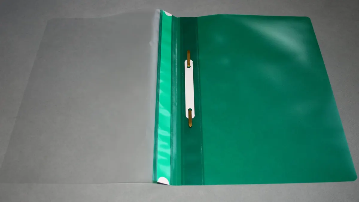 Una cartellina di plastica verde per documenti