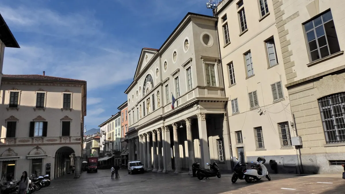 Edificio storico con colonne e medaglioni, in una piazza