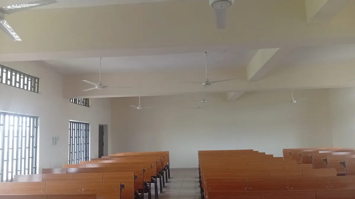 File di banchi vuoti in un'aula per lezioni
