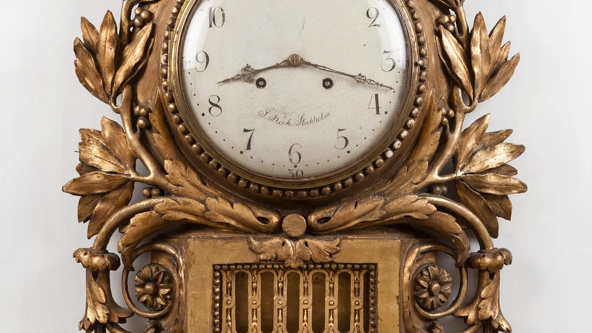 Un orologio a muro antico dorato
