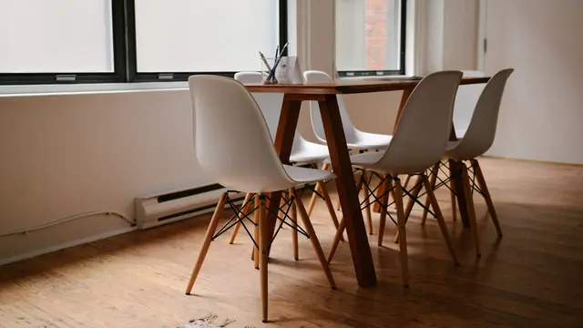 Sedie intorno a un tavolo in una sala riunioni
