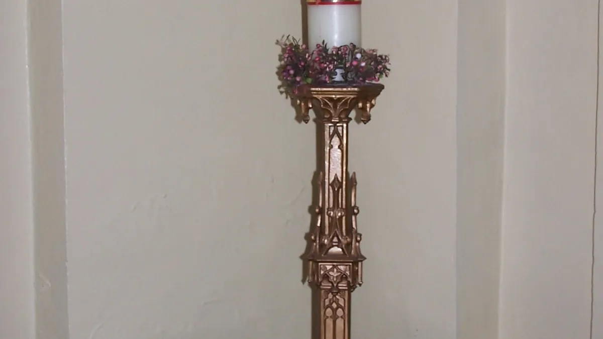 Un cero pasquale su un candelabro dorato
