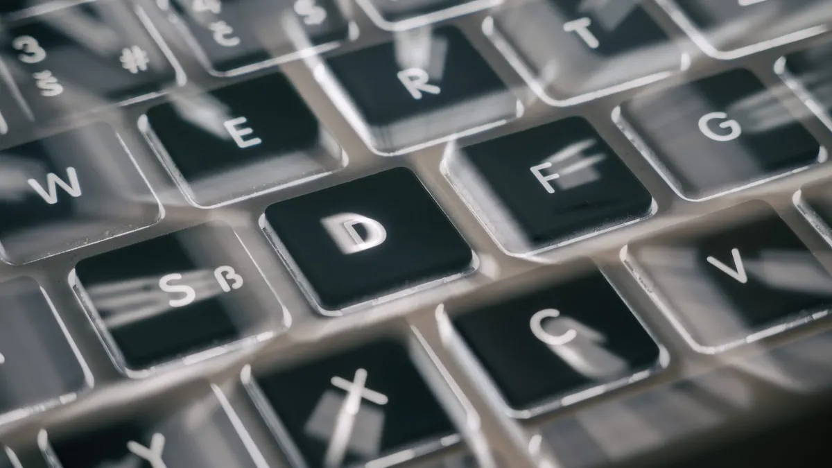 Primo piano della tastiera di un computer portatile
