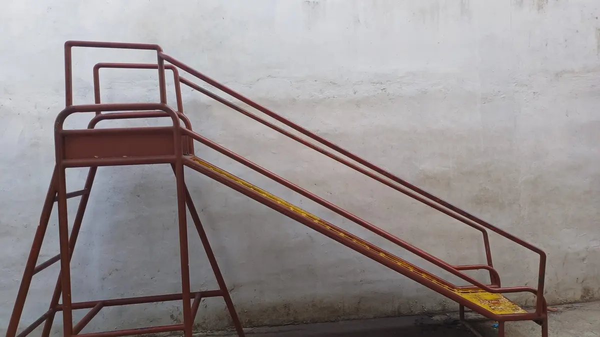 Uno scivolo in metallo in un cortile